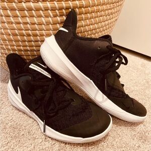 Nike Zoom Hypercourt size 4.5 big kids